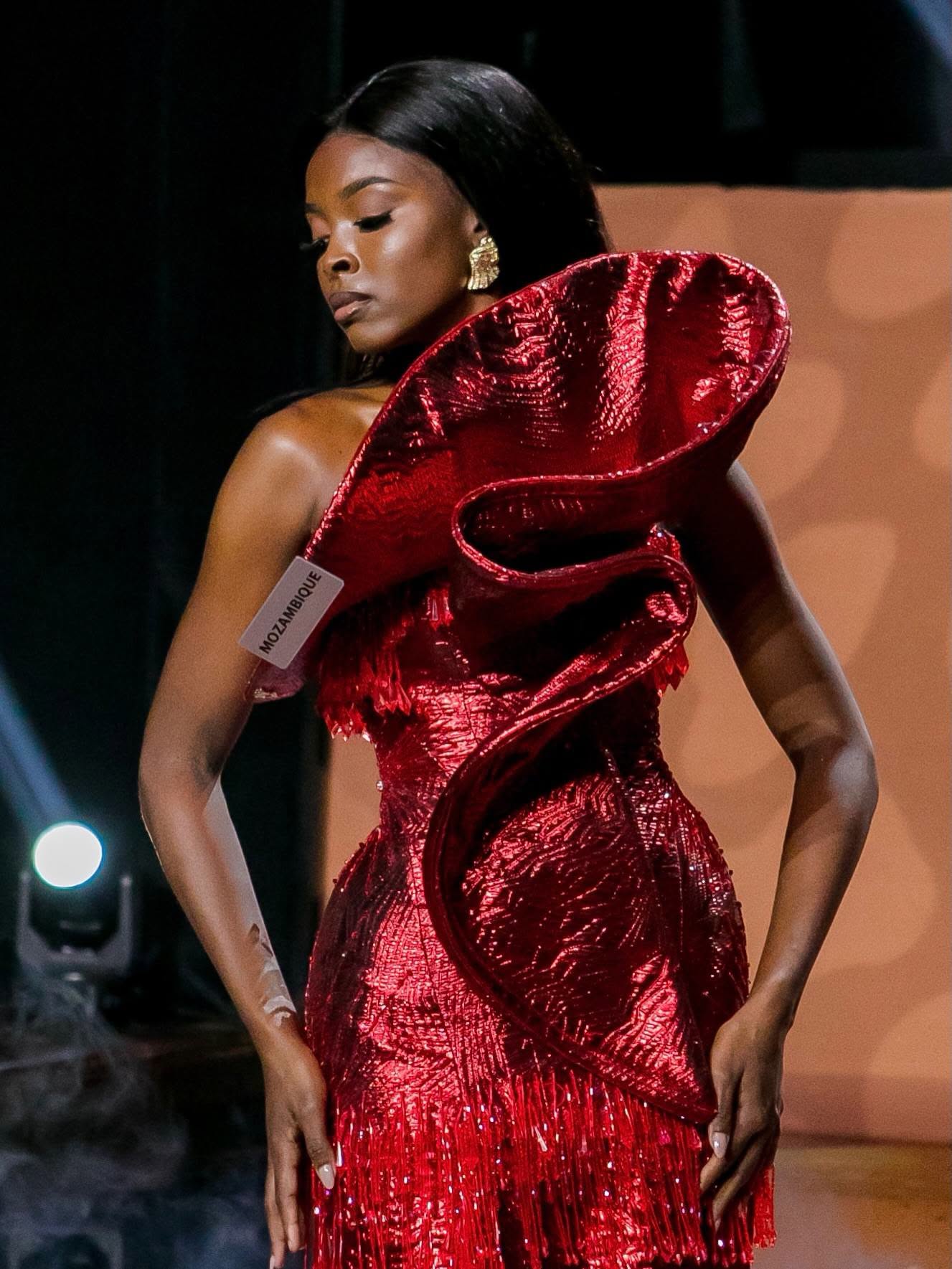 Arcénia Quehá no palco do Miss Mundo