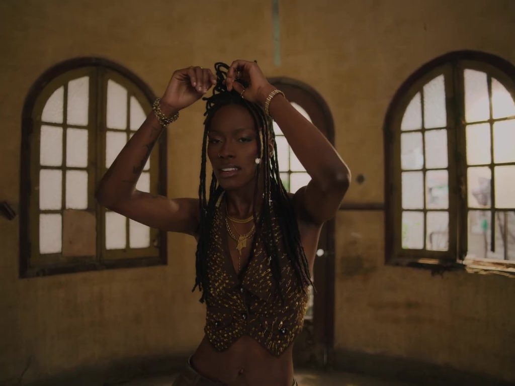 Chelsea Dinorath no videoclipe de Danger