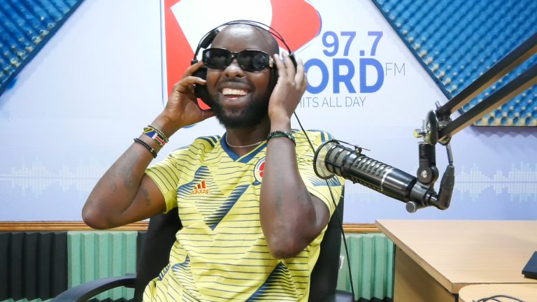 Eddy Kenzo num estúdio de rádio no Uganda