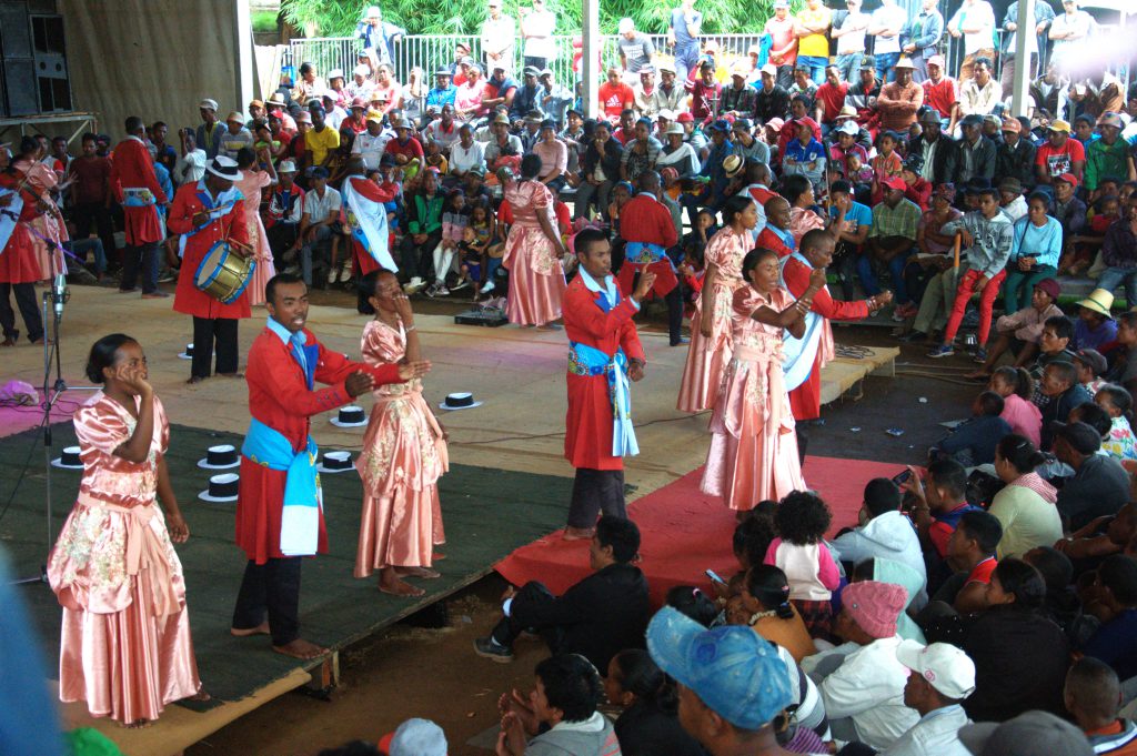 Cantores tradicionais de hiragasy em Madagascar