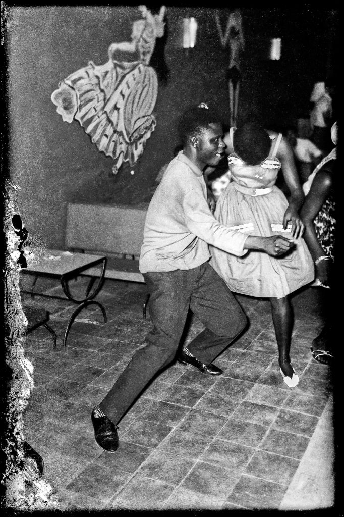 Jovens a dançar rumba congolesa