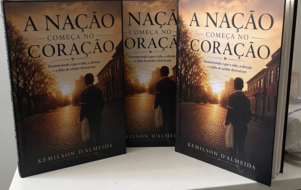 Três exemplares do livro A Nação Começa no Coração