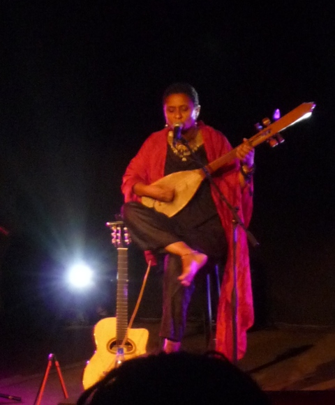 Nawal, cantora das Comores, em concerto